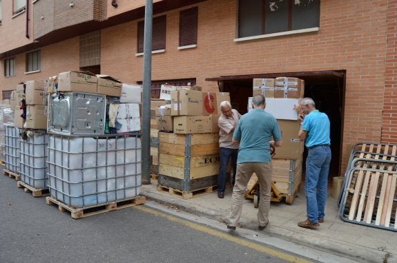 Los voluntarios cargaron las cuarenta toneladas de calzado, ropa y otros enseres. :: E.P.