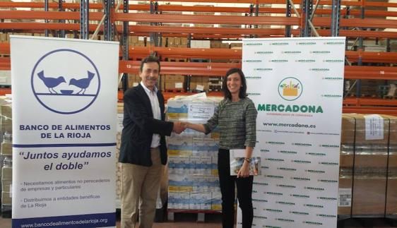 Pascual (iz.) y Cortizas se dan la mano tras la entrega de 12.000 kilos de alimentos al Banco de Alimentos por parte de Mercadona.  