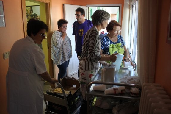 Los voluntarios de Cáritas ofrecen cada mañana desayuno caliente, comida y cena a los temporeros y les realizan seguimiento laboral. :: e.p.