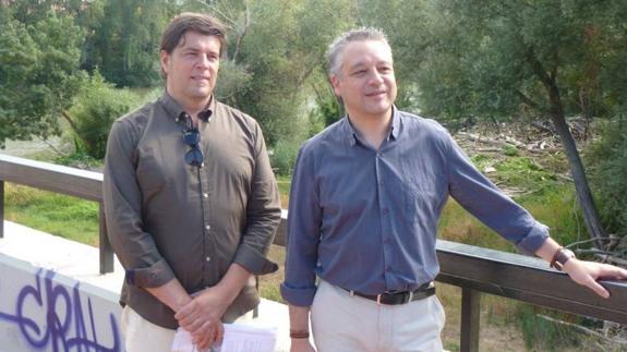 Kilian Cruz (iz.) y José Luis Díez Cámara, en la pasarela peatonal. 