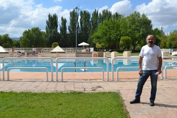 Juan Ignacio del Rey, ayer, delante de la piscina 'mediana'. :: p.j.p.