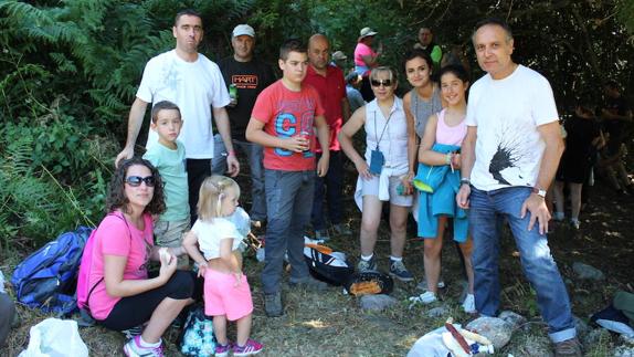 Una familia de excursionistas se toma un descanso en el entorno de la Hermedaña. 