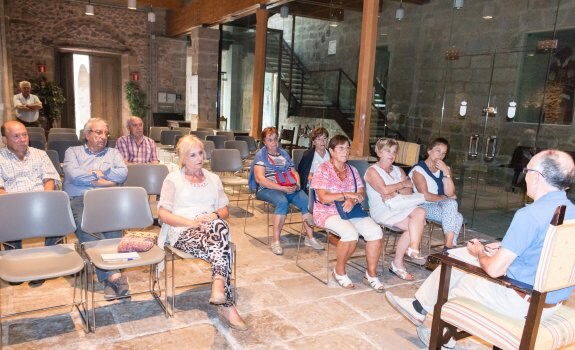 Ayuela se reunió el miércoles con colectivos de la ciudad. :: albo