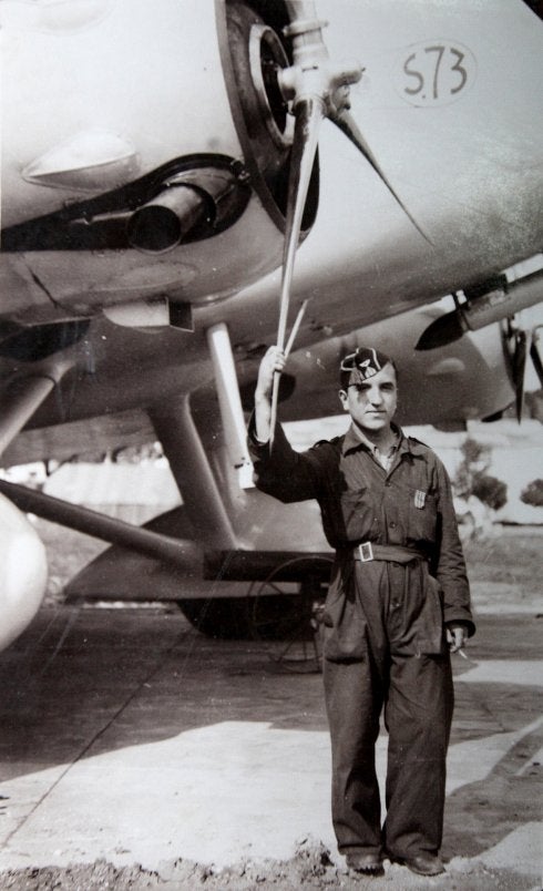 El fotógrafo Félix Guallar, en la base de Agoncillo. :: familia guallar