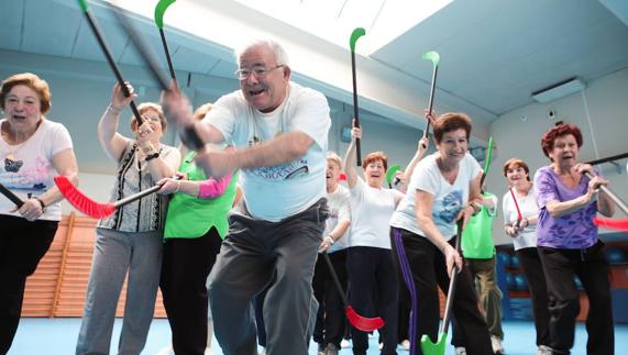 Deportistas veteranos participan en unos juegos. 