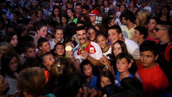 Rodeado por sus paisanos, amigos y familia, el deportista no pudo parar de sonreír. 