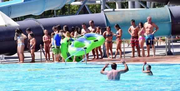 Bañistas haciendo fila para lanzarse al agua en las piscinas de Las Norias. :: miguel herreros