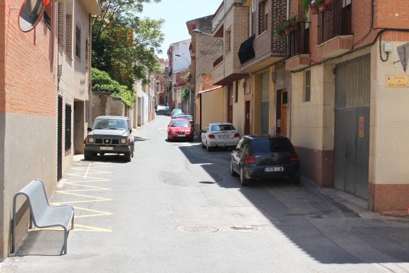 La calle Milagro es uno de los ejes de tráfico del casco viejo. :: E.P.