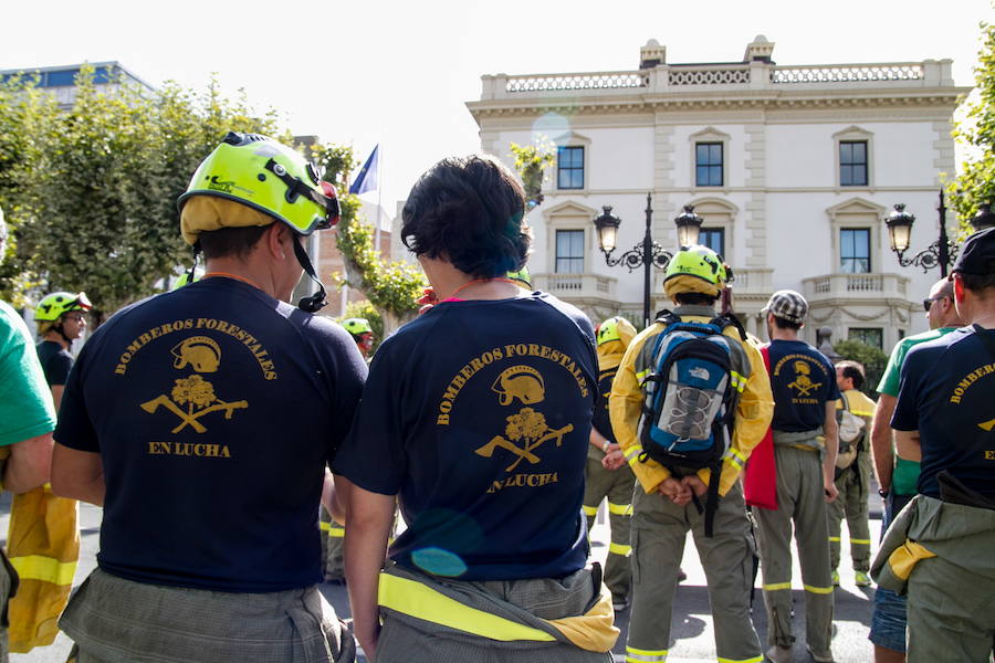 Manifestación del colectivo de bomberos forestales frente al Palacete del Gobierno de La Rioja. 