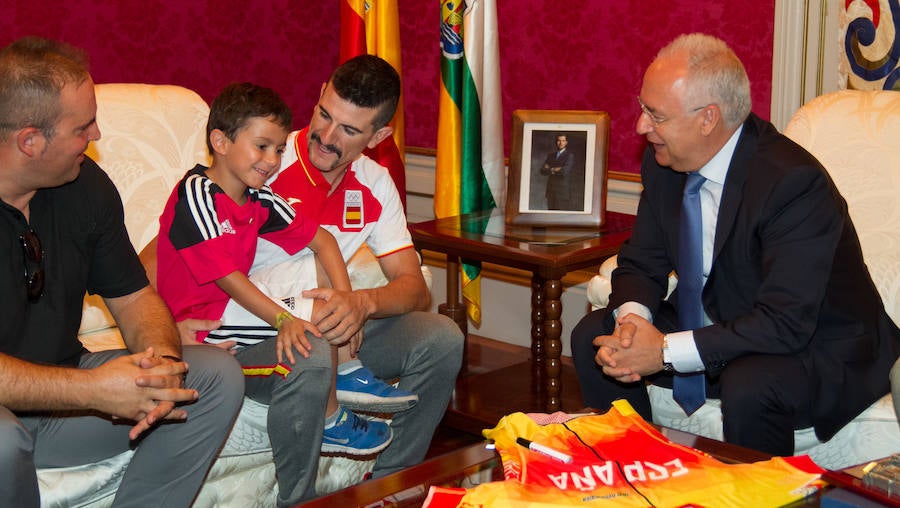 Encuentro del presidente con Coloma, que está con su hijo Carlos y con uno de sus preparadores José Ignacio Barruetabeña. 