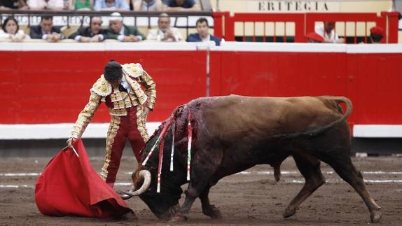 Urdiales torea con la derecha en Bilbao. 