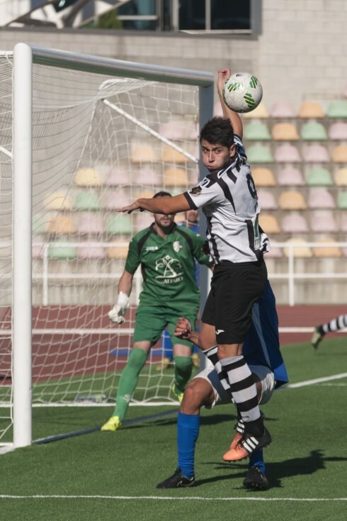 Joseba Martínez, en el primer partido de liga. :: donézar