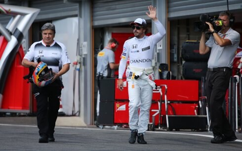 Fernando Alonso saluda desde el 'pit lane' del circuito de Spa-Francorchamps. 