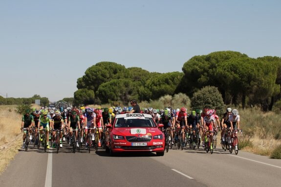 Un Skoda Superb al frente del pelotón de la Vuelta Ciclista. :: L.R.M.