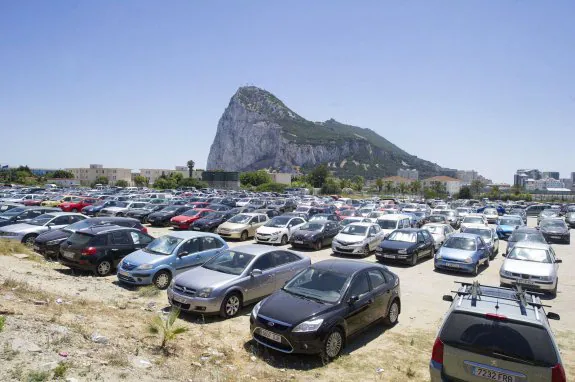 Estrecho. Parking en La Línea de la Concepción, con Gibraltar al fondo. :: L.R.M.