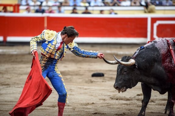 Diego Urdiales fajándose con el cuarto toro de Jandilla, ayer en Bilbao. :: EFE