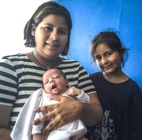 Laura García, junto a la pequeña Gabriela, y su hija mayor, Catalina. 