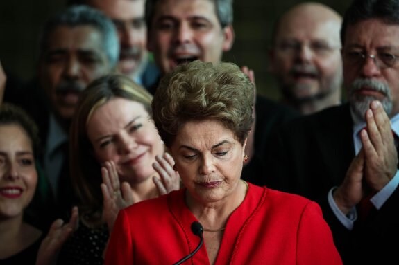 La ya expresidenta de Brasil Dilma Rousseff se dirige a sus seguidores frente al Palacio de Alborada, en Brasilia. :: F. Bizerra JR / efe