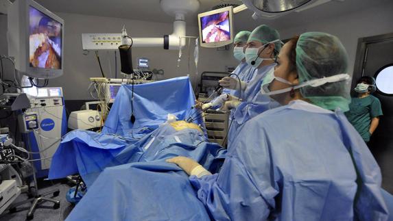 Intervención quirúrgica mediante laparoscopia. 