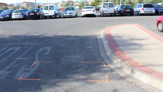 Líneas naranjas en el parking del San Pedro. 