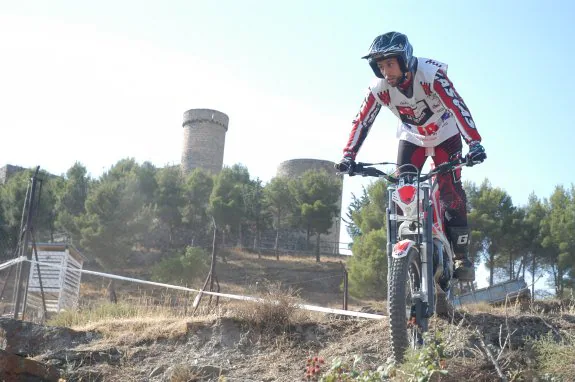 Un participante, en una de las zonas junto al castillo. :: s.s.j.
