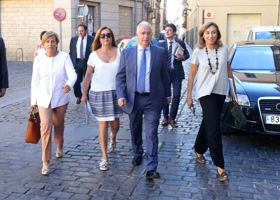 Ceniceros, con sus tres consejeras al llegar al Parlamento. J. M.