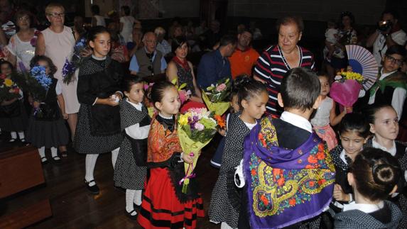 Con flores a la Virgen de la Antigua