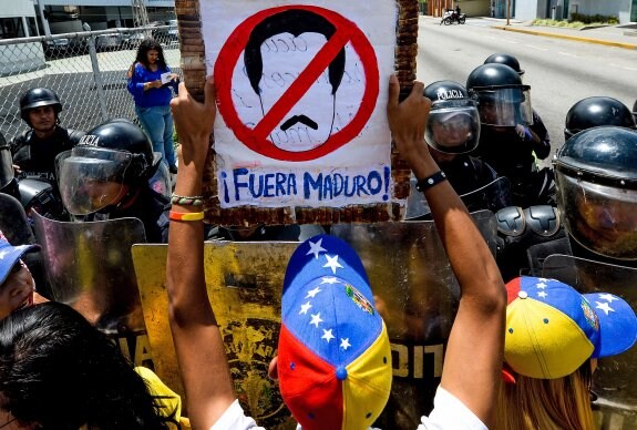Manifestantes opositores protestan contra el Gobierno de Maduro en Mérida. :: AFP
