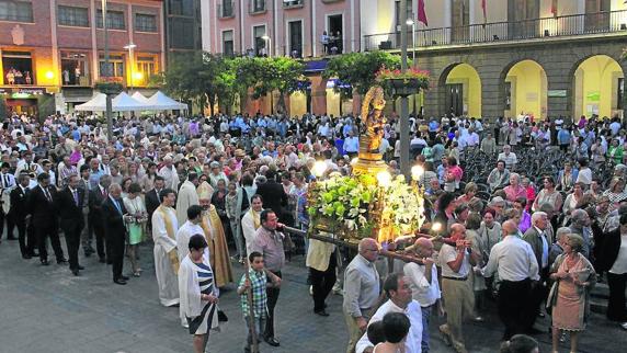 Cientos de alfareños acompañaron la procesión con la imagen de la patrona. 