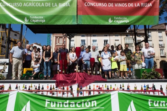 Foto de familia de los premiados en el concurso agrícola y de vinos de cosecheros de La Rioja celebrado ayer en Logroño. :: sonia tercero