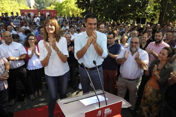Pedro Sánchez aplaude en un acto en Vitoria junto a la candidata socialista Idoia Mendia. :: Adrián Ruiz de Hierro / efe