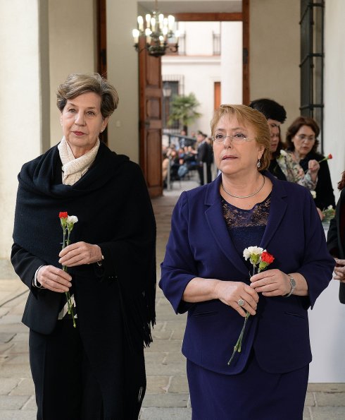 Isabel Allende y Michelle Bachelet ayer durante los actos en recuerdo del golpe militar. :: A. Ibáñez / efe