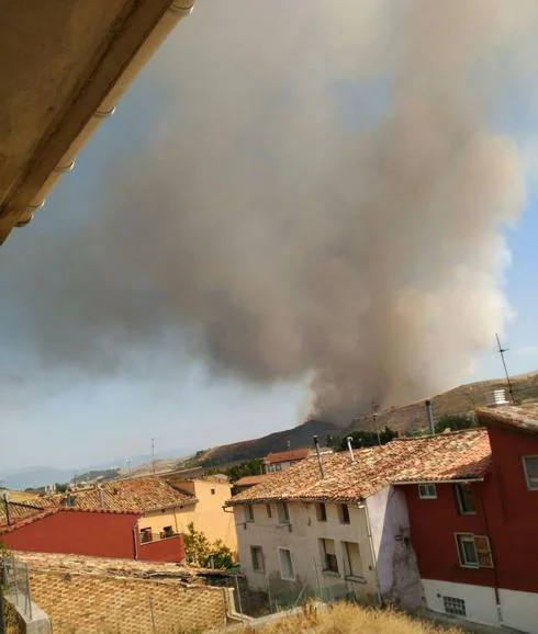 Un incendio obliga a cortar dos horas la circulación entre Herramélluri y Cuzcurrita