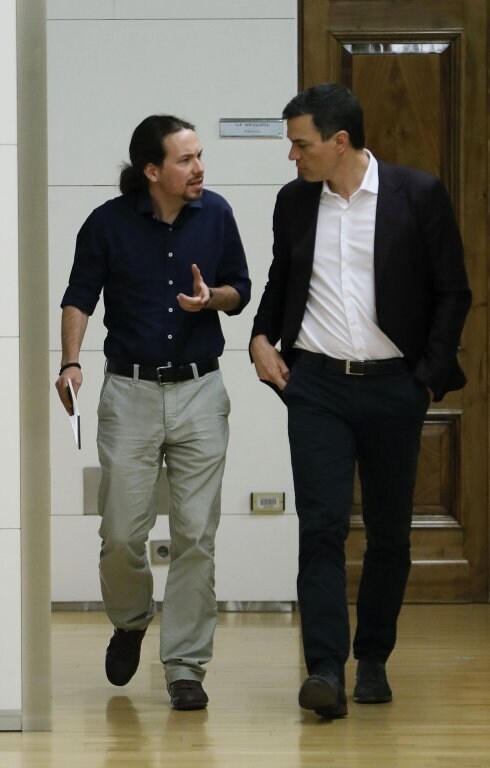 Iglesias y Sánchez conversan en los pasillos del Congreso. :: j. c. h. / efe
