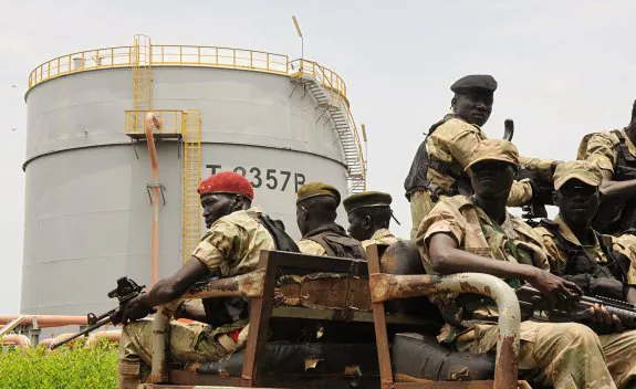 Militares vigilan unas instalaciones petrolíferas. :: reuters