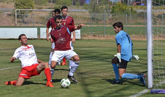 Los jugadores locales poco pudieron hacer para frenar el potencial jarrero. :: sergio martínez