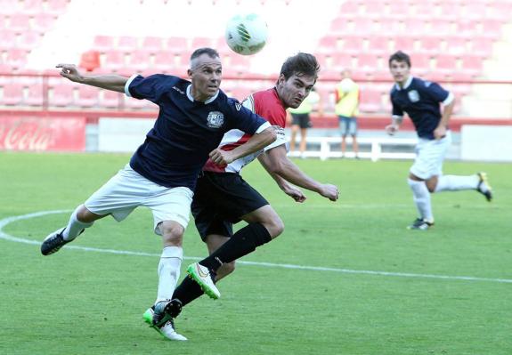 Gerardo y Rubén Peña pugnan por hacerse con el balón. :: juan marín