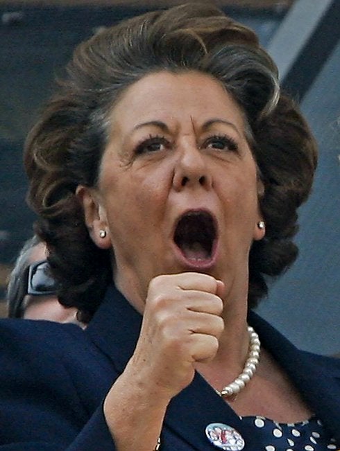 Rita Barberá jalea el disparo de una 'mascletá'. :: m. b / efe