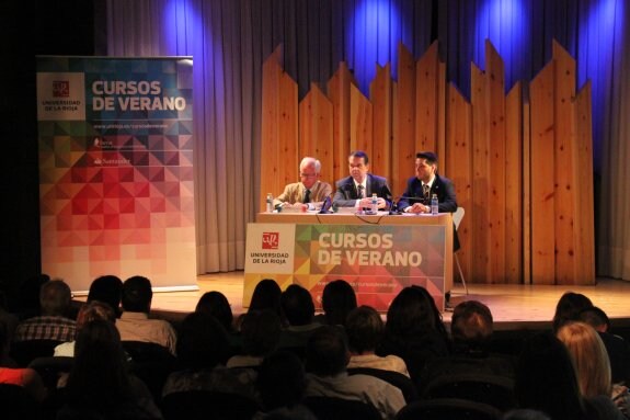José Miguel Delgado, director de los cursos, Abel Caballero y el alcalde arnedano, Javier García, ayer. :: ep