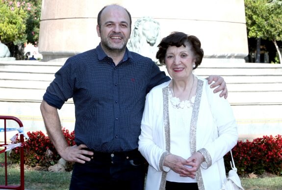 Cecilio junto a su madre, que hasta 2005 regentó el Cecilio y que ahora sigue ayudando encantada a su hijo. :: J.M.
