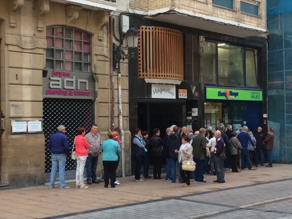 Clientes haciendo filas ayer en una agencia de viajes de Logroño. :: la rioja