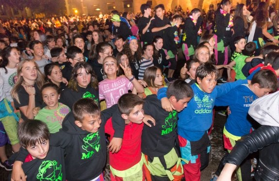 Bailes en la plaza de España, en los primeros momentos de las fiestas. :: al bo