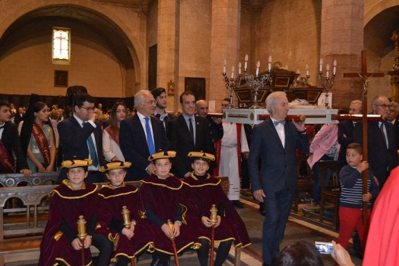 La lluvia obligó a una breve procesión en la iglesia. :: p.j.p.