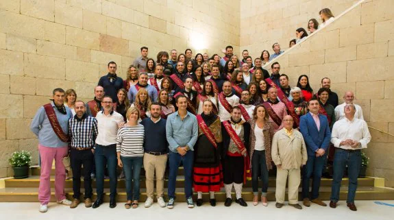 Foto de familia de los Vendimiadores desde 1991 junto a los diferentes miembros de la Corporación unos minutos antes del disparo del cohete anunciador. :: sonia tercero