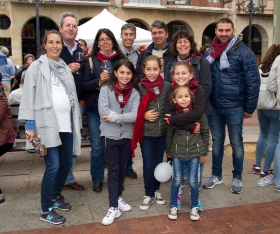 Miembros de la familia De la Cruz, ayer en El Espolón. :: díaz uriel