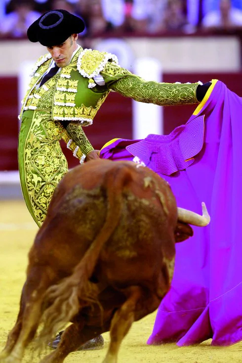 Talavante, con el capote a la espalda en Valladolid. :: Nacho Gallego