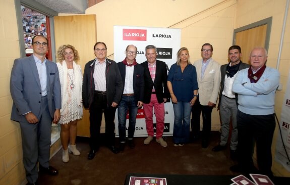 Roberto Molina (delegado de Estrella Damm en La Rioja), Mariví Murillo, Fidel Pérez, Javier Lasanta, Domingo Mendi (gerente de Instituciones del Banco Santander), Paloma Verdugo, José Sáenz de Santa María (director general de Rivercap), Javier Doval (director general de Nueva Rioja) y Pablo Amillano. 