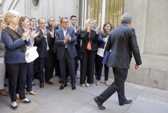 El exconseller Francesc Homs es aplaudido a su llegada al Tribunal Supremo, donde ayer declaró por el 9-N. :: emilio naranjo / efe