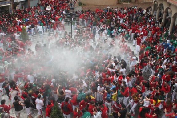 En una fiesta anterior, cientos de jóvenes se embadurnan en harina y líquidos de colores durante el disparo del cohete en Arnedo. :: E.P.