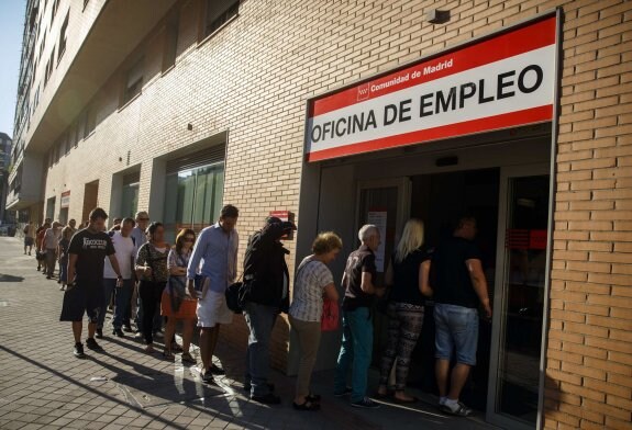 Un grupo de parados esperando su entrada a una oficina de desempleo en Madrid. :: reuters